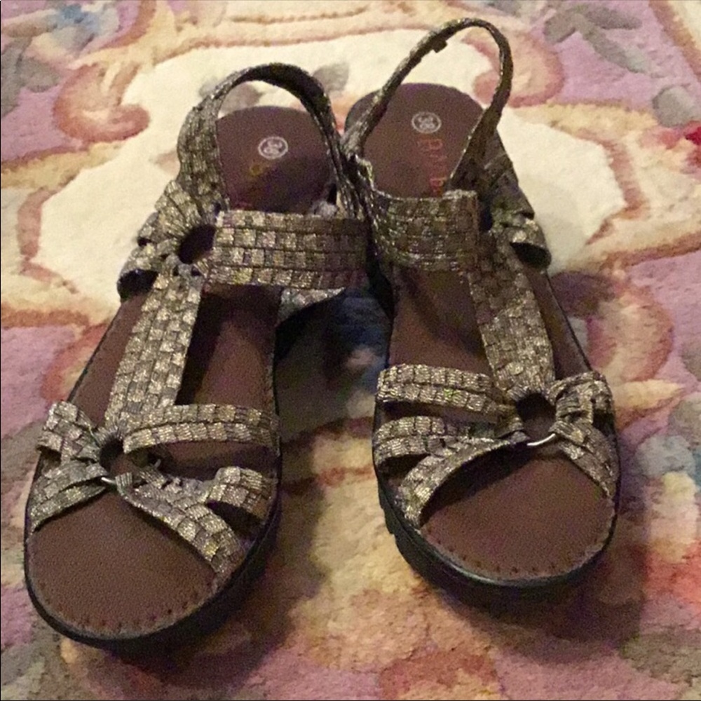 ***MAKE ME AN OFFER*** Purging to make space. 
Bernie Mev Gold Metallic Wedges